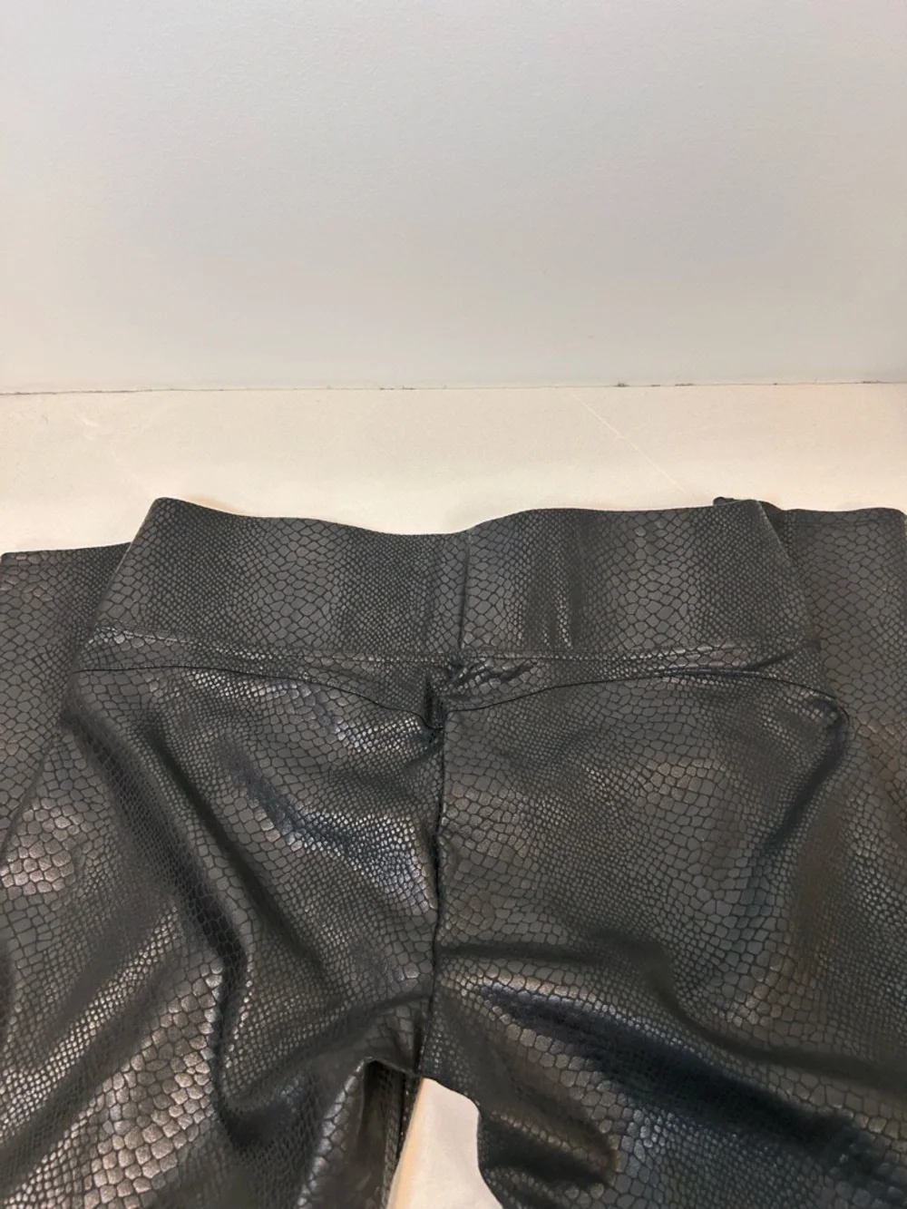 Vince Camuto black snakeskin embossed faux‎ leather leggings Women’s Large